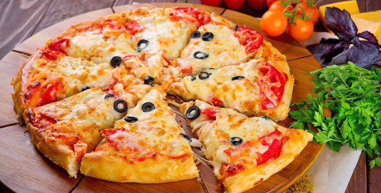 Fresh pizza served at Villa Como